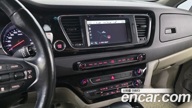 Kia Canival 2017 — photo 21