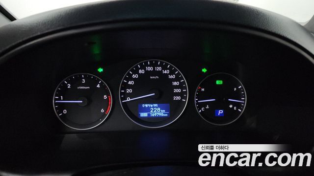 Hyundai Starex 2017 — photo 11