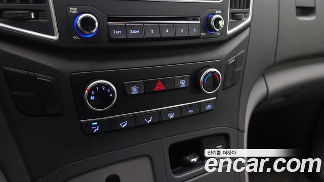 Hyundai Starex 2019 — photo 14