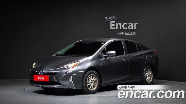 Toyota Prius 2017 — photo 1