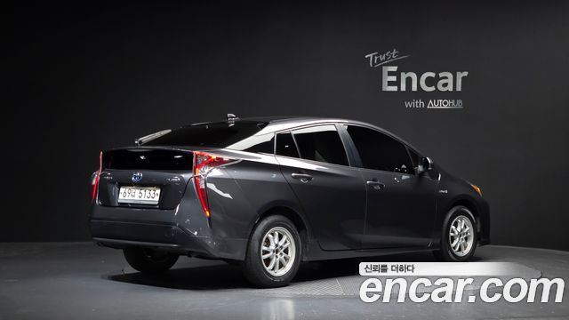Toyota Prius 2017 — photo 2