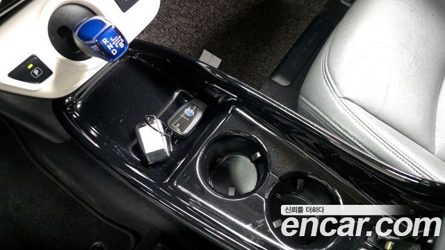 Toyota Prius 2017 — photo 9
