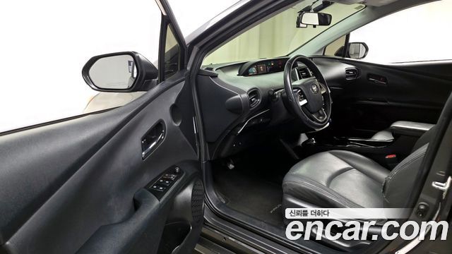 Toyota Prius 2017 — photo 11