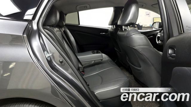 Toyota Prius 2017 — photo 12