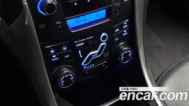 Hyundai Sonata 2012 — photo 17