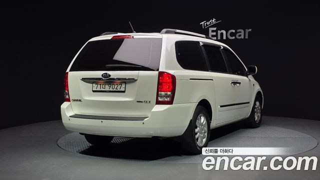 Kia Canival 2010 — photo 2