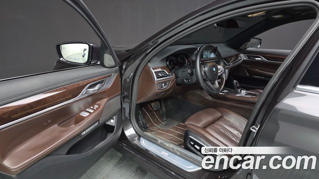 BMW 7-Series 2016 — photo 10