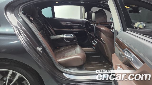 BMW 7-Series 2016 — photo 11