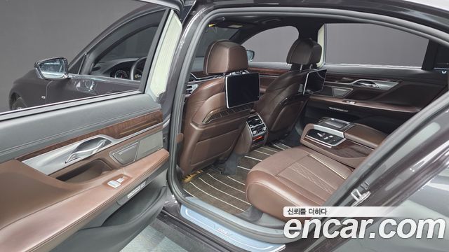 BMW 7-Series 2016 — photo 13