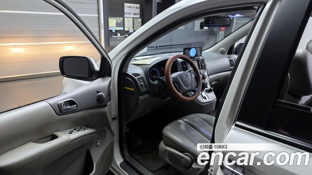 Kia Canival 2012 — photo 10