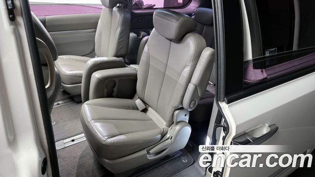 Kia Canival 2012 — photo 11
