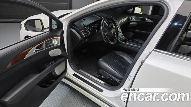 Lincoln MKZ 2017 — photo 13