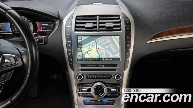 Lincoln MKZ 2017 — photo 25