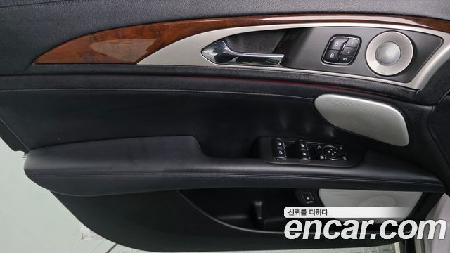 Lincoln MKZ 2017 — photo 14