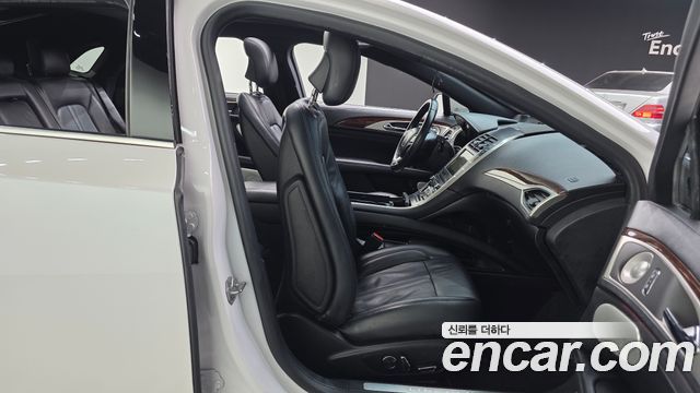 Lincoln MKZ 2017 — photo 16