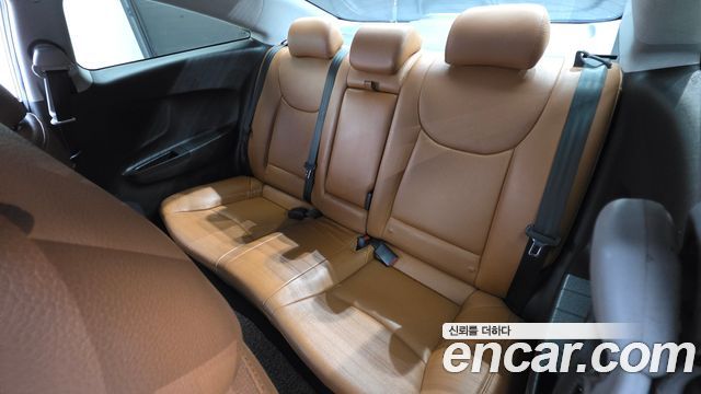 Hyundai AVANTE 2014 — photo 17