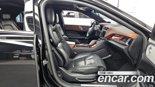 Lincoln Continental 2017 — photo 11