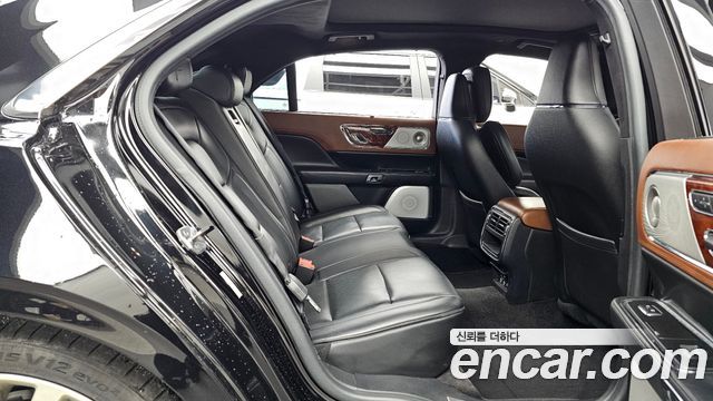 Lincoln Continental 2017 — photo 12