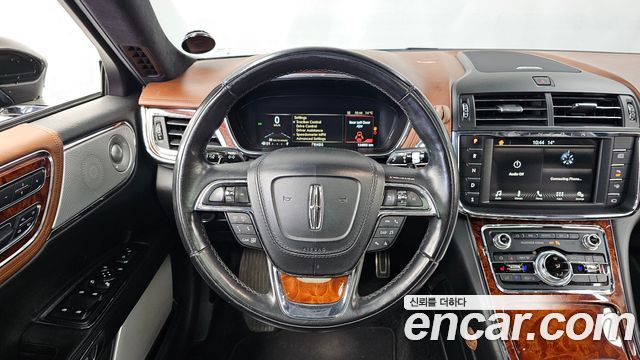 Lincoln Continental 2017 — photo 13
