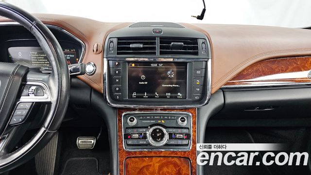 Lincoln Continental 2017 — photo 14