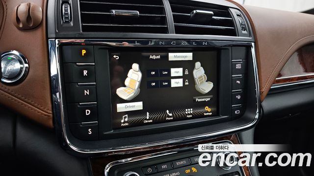 Lincoln Continental 2017 — photo 17