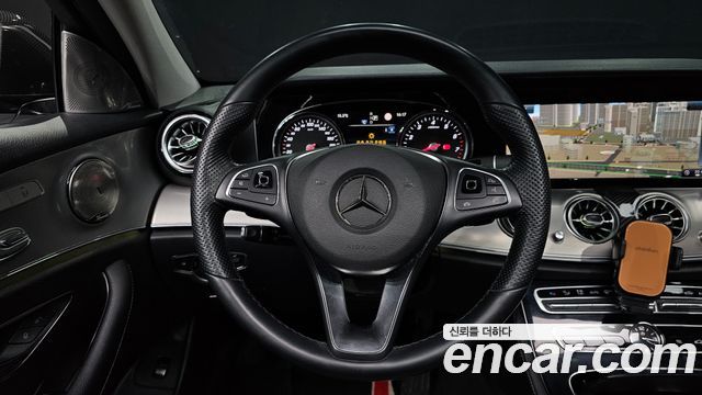 Mercedes-Benz E-Class 2018 — photo 13