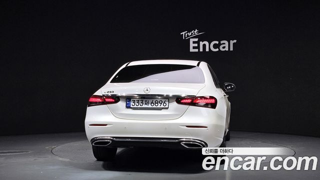 Mercedes-Benz E-Class 2021 — photo 4