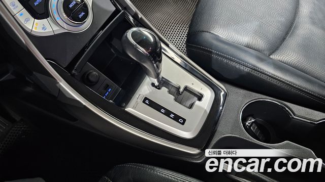 Hyundai AVANTE 2012 — photo 9