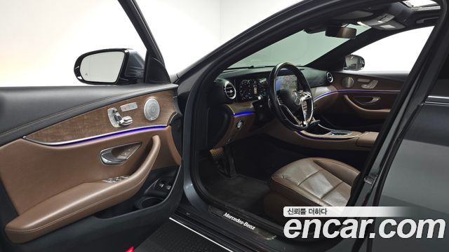 Mercedes-Benz E-Class 2021 — photo 13