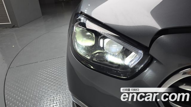 Mercedes-Benz E-Class 2021 — photo 8