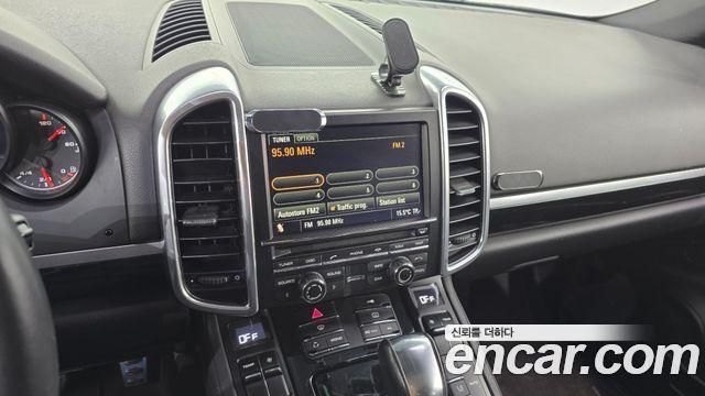 Porsche Cayenne 2011 — photo 17