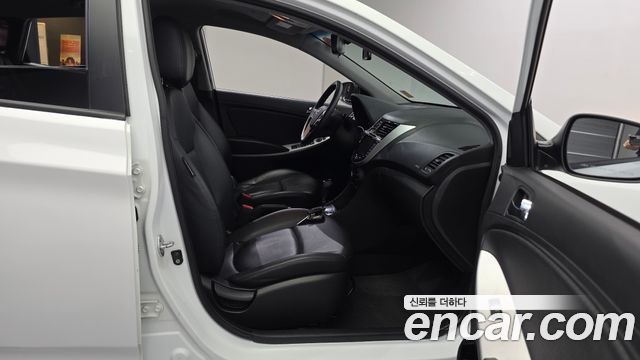 Hyundai Accent 2011 — photo 12