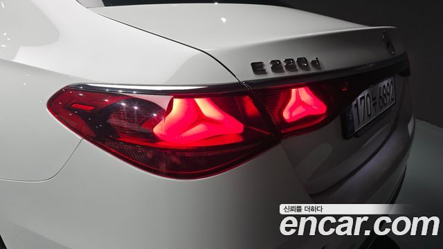 Mercedes-Benz E-Class 2024 — photo 9