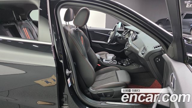BMW 1-Series 2021 — photo 17