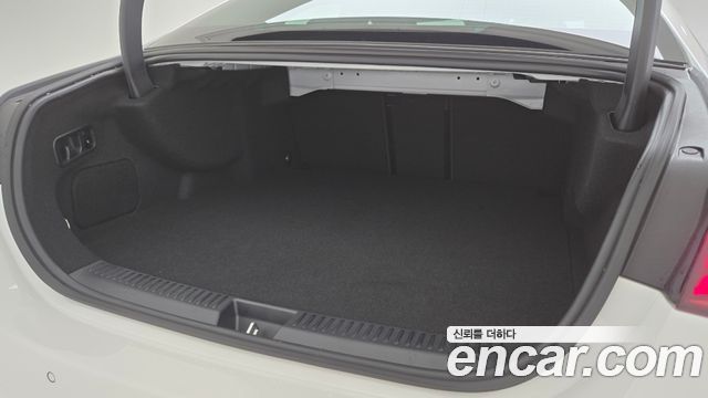 Mercedes-Benz E-Class 2025 — photo 11