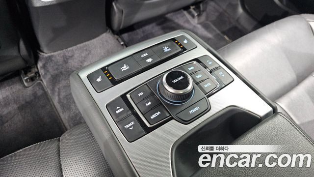 Genesis G80 2017 — photo 25