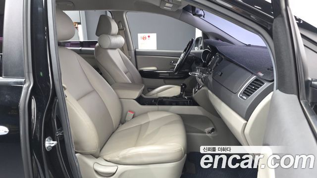 Kia Canival 2015 — photo 11