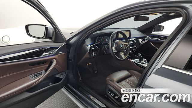 BMW 5-Series 2019 — photo 13