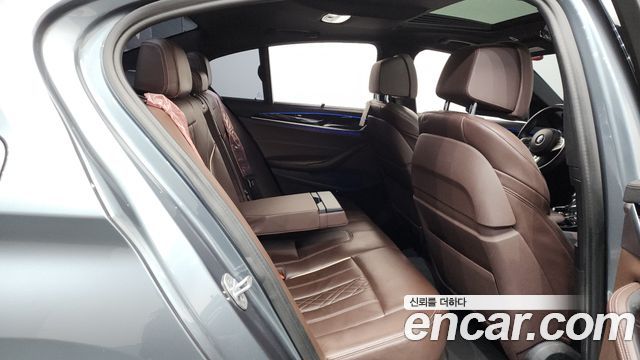 BMW 5-Series 2019 — photo 17