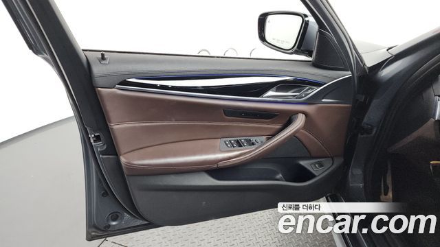 BMW 5-Series 2019 — photo 14