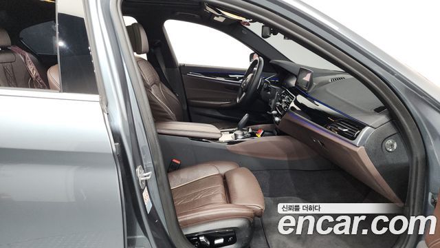 BMW 5-Series 2019 — photo 16