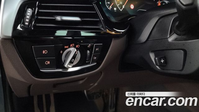 BMW 5-Series 2019 — photo 29