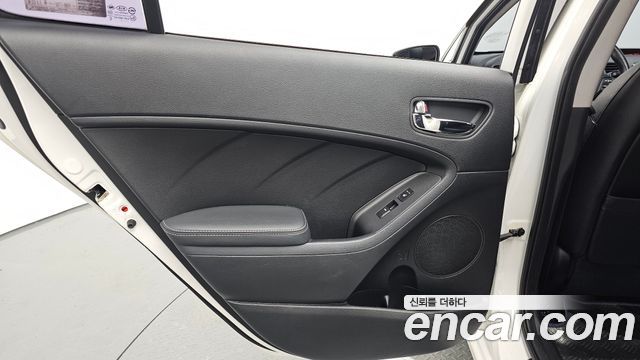 Kia K3 2014 — photo 15