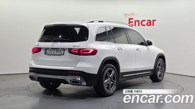 Mercedes-Benz GLB-Class 2023 — photo 2