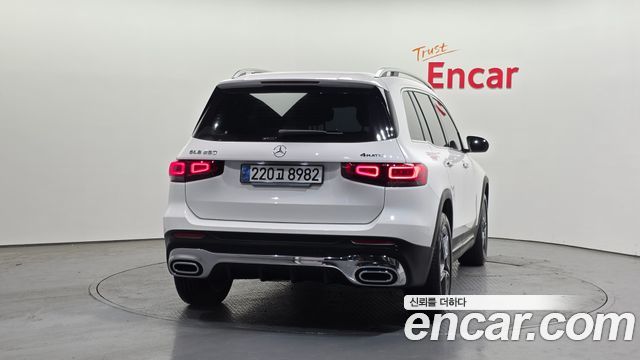 Mercedes-Benz GLB-Class 2023 — photo 4