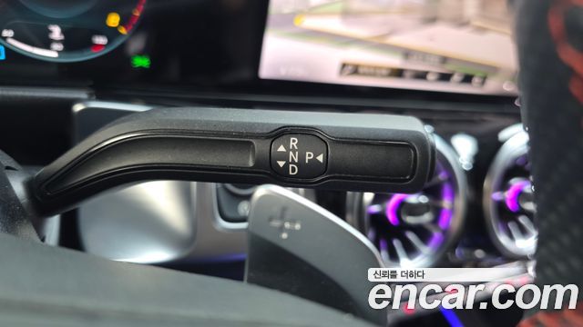 Mercedes-Benz GLB-Class 2023 — photo 9