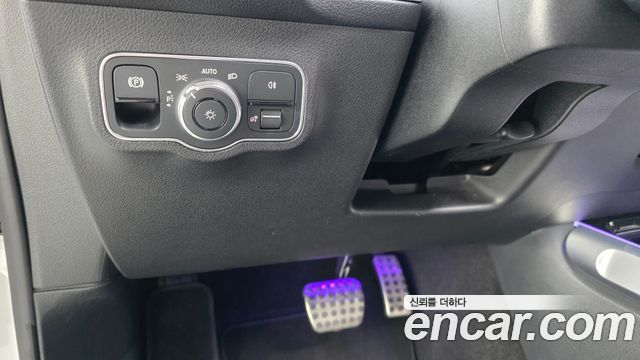 Mercedes-Benz GLB-Class 2023 — photo 18