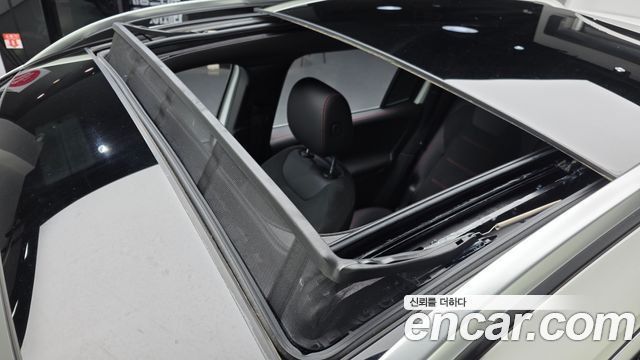 Mercedes-Benz GLB-Class 2023 — photo 19