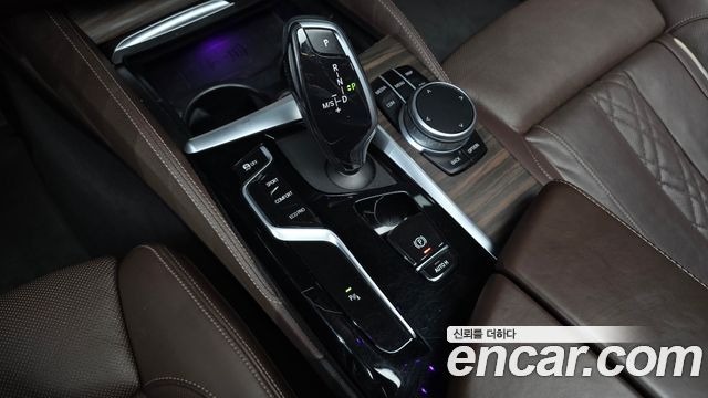 BMW 5-Series 2021 — photo 9