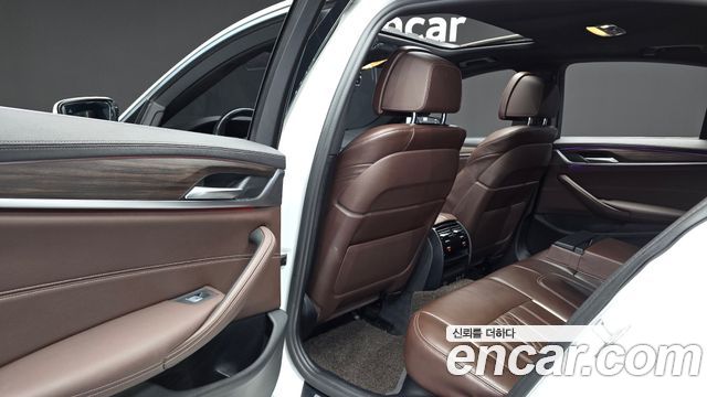 BMW 5-Series 2021 — photo 11